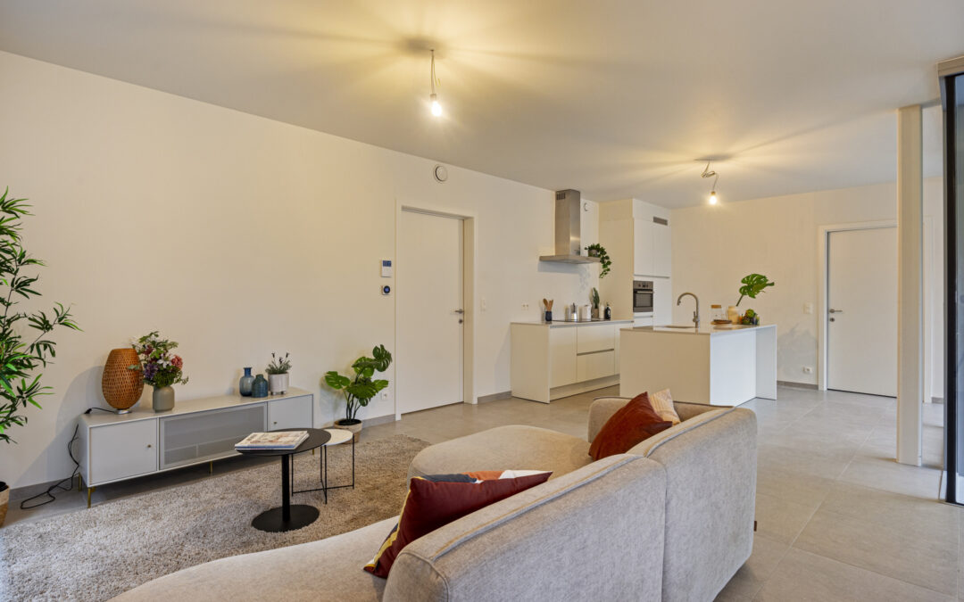Leefruimte met keuken van een van de energieke appartementen in Saffrou te Oudenaarde.