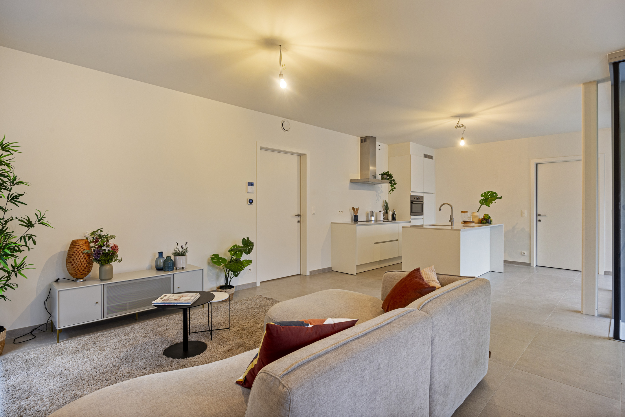 Leefruimte met keuken van een van de energieke appartementen in Saffrou te Oudenaarde.