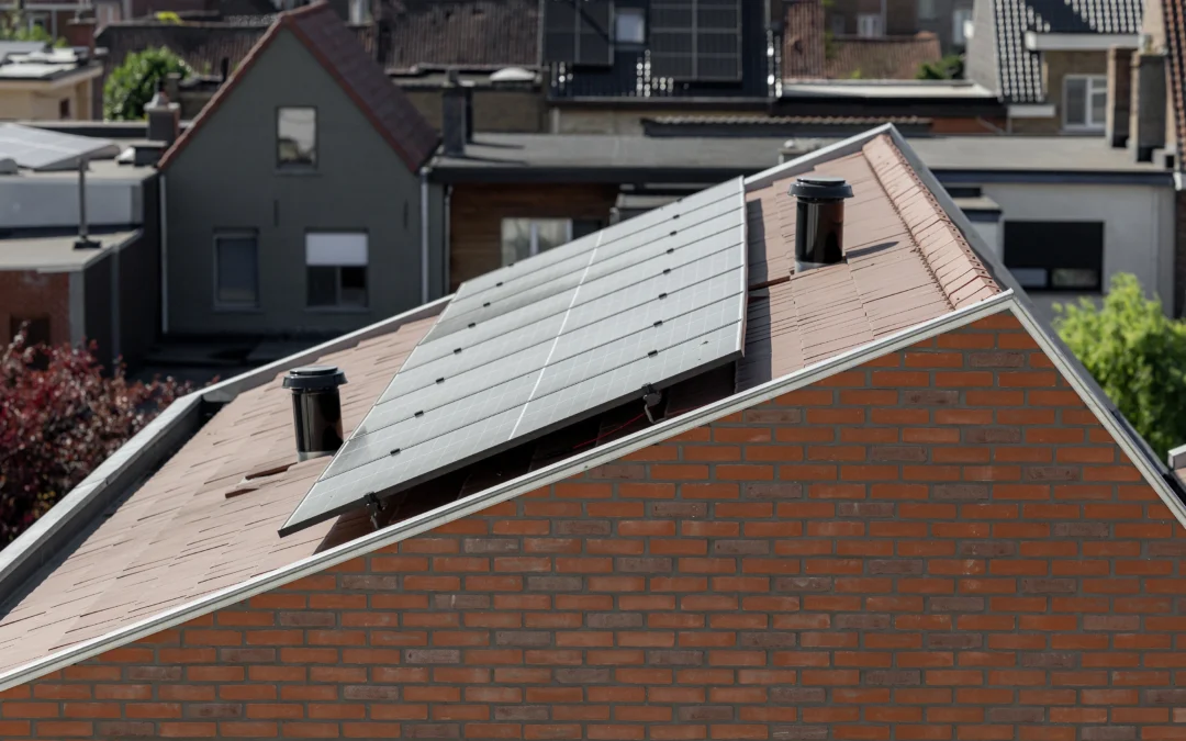 Zonnepanelen op het dak van een van de woningen in de woonwijk Saffrou te Oudenaarde