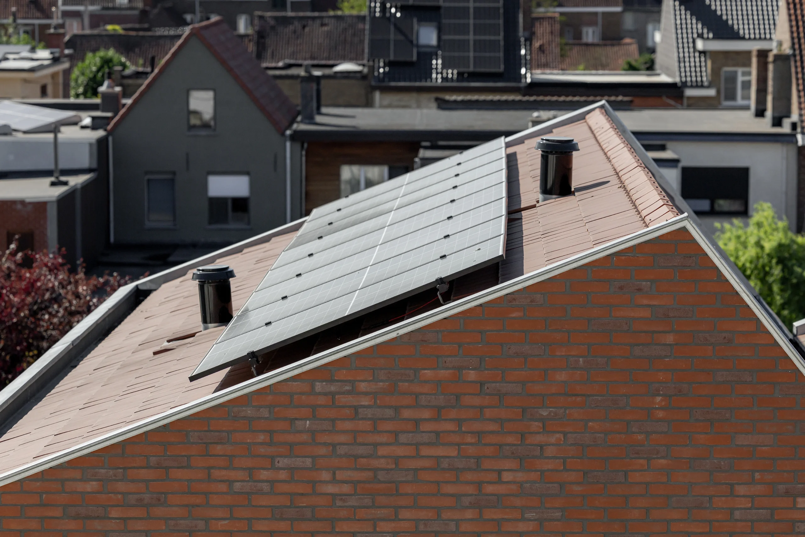 Zonnepanelen op het dak van een van de woningen in de woonwijk Saffrou te Oudenaarde
