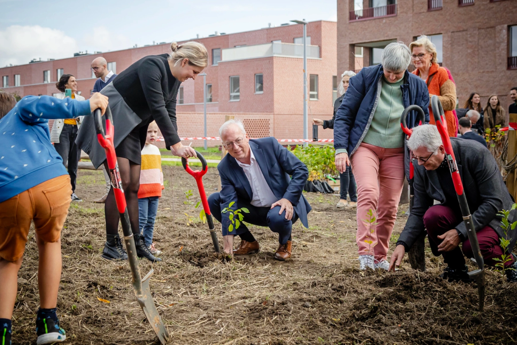 Bewoners, werknemers en de burgemeester van Oudenaarde leggen samen het urban forest aan.